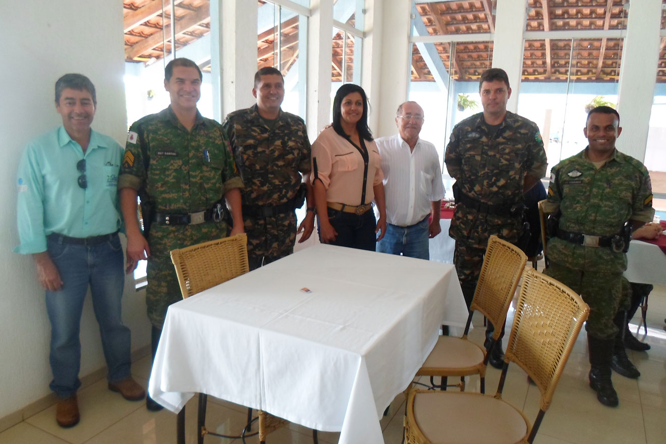Autoridades-santa-vitorienses-e-militares-ambientais-ao-final-do-evento