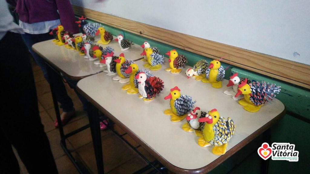 Os alunos utilizaram vários materiais como: garrafa e tampinhas pet, vidros de esmalte, papelão, revistas, guardanapos e recipientes de iogurte