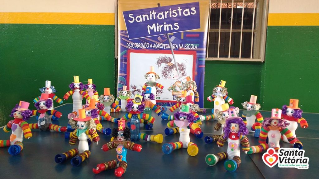 Os alunos utilizaram vários materiais como: garrafa e tampinhas pet, vidros de esmalte, papelão, revistas, guardanapos e recipientes de iogurte