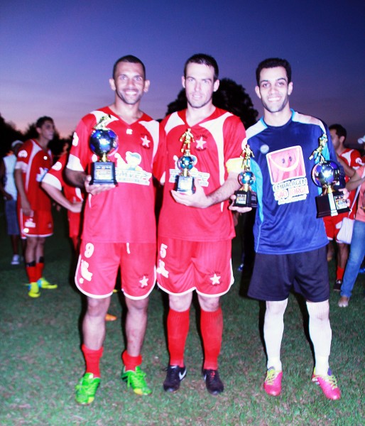 Da esquerda para direita, os integrante do Vila Nova, Bega (artilheiro), Bruno (destaque da final) e Jonatan (melhor goleiro do campeonato)