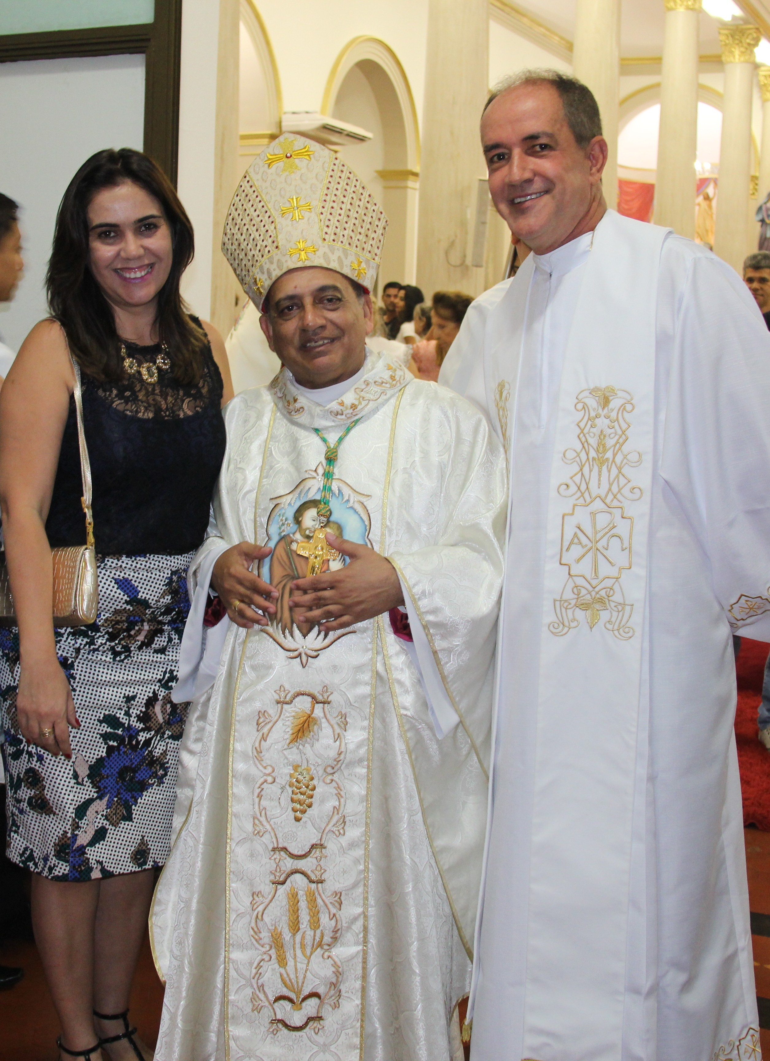 Cristina - juntamente com o bispo Dom Francisco e com padre Fernando Cesar